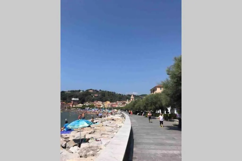 Cà Nicola on the beach San Terenzo Golfo dei Poeti Appartamento